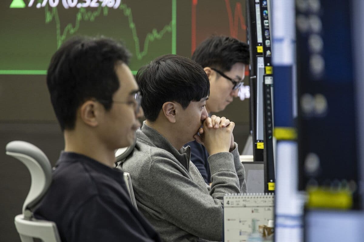 Asia Tech Rout Resumes as Stocks Slide on AI Valuation Fears - Bloomberg.com
