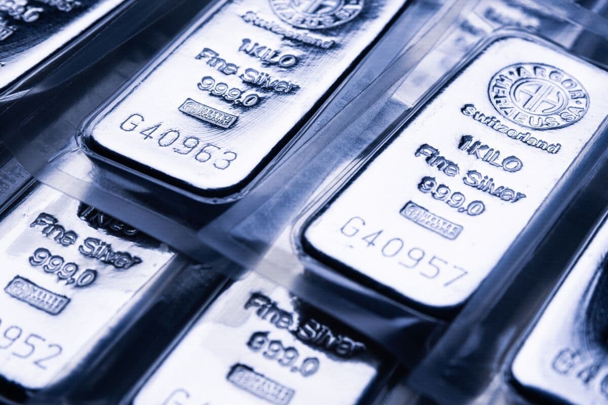 Silver Plummets More Than 16%, Erasing a Two-Day Recovery - Bloomberg.com
