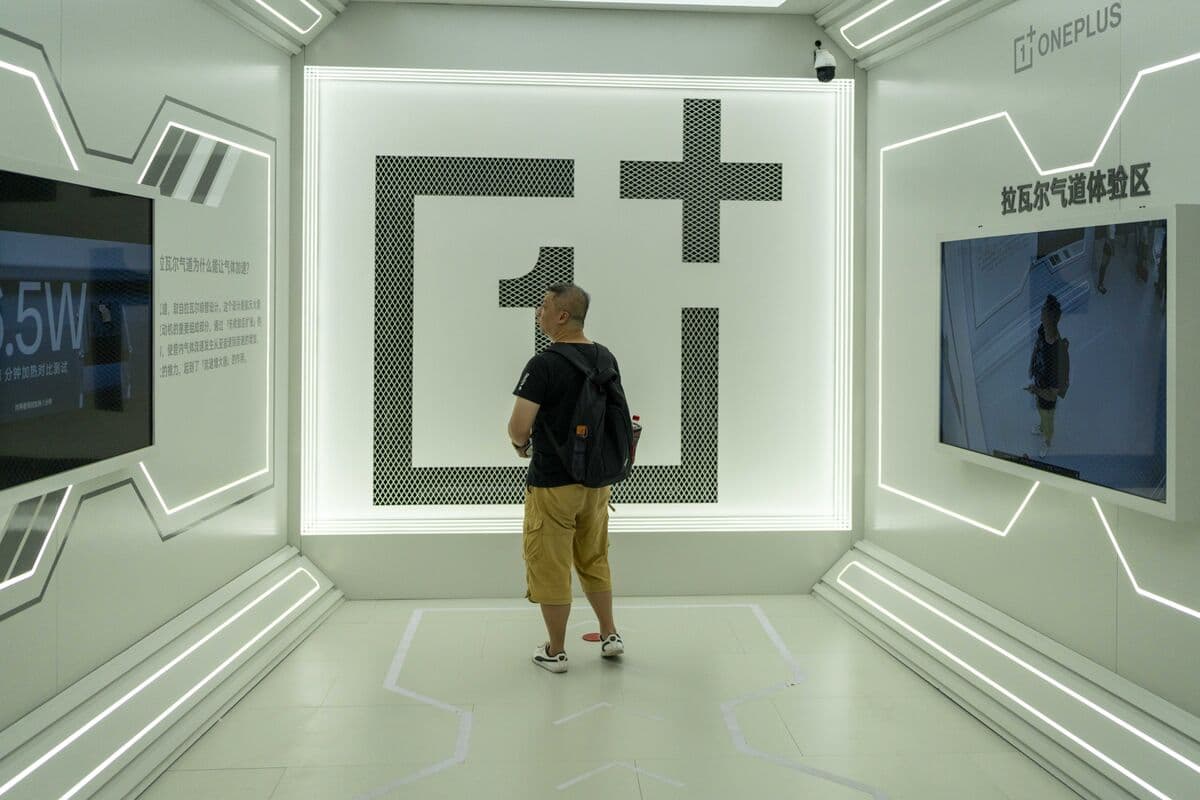 OnePlus, Once Popular with Tech Fans, to Pull Out of US and Europe - Bloomberg.com
