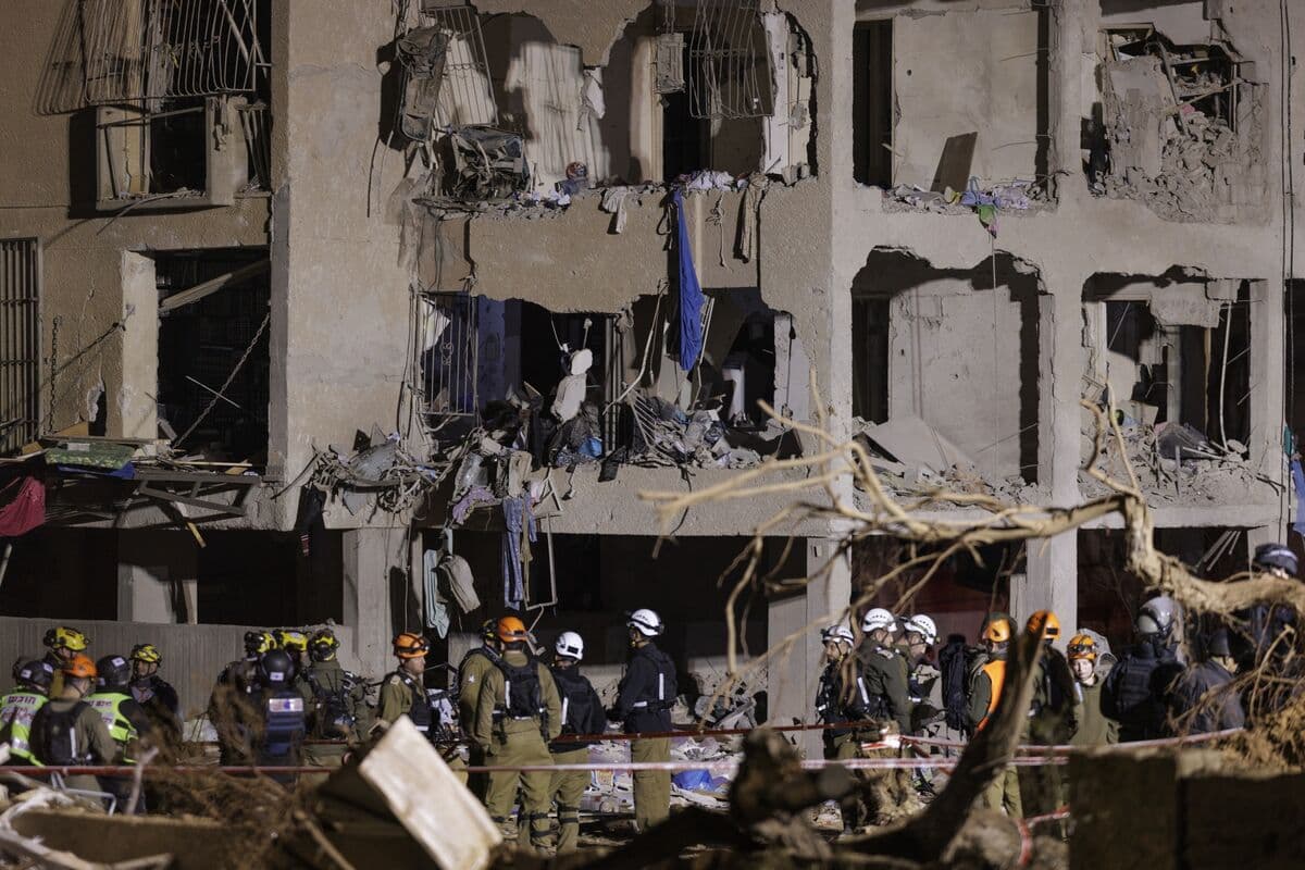 Traders Brace for Turbulent Open as War Rages On: Markets Wrap - Bloomberg.com