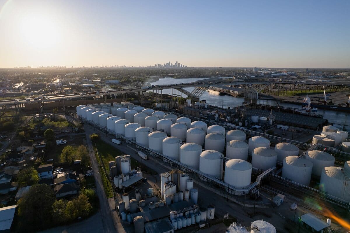 Oil Surges as Kharg Attack Raises Stakes in Mideast Conflict - Bloomberg.com