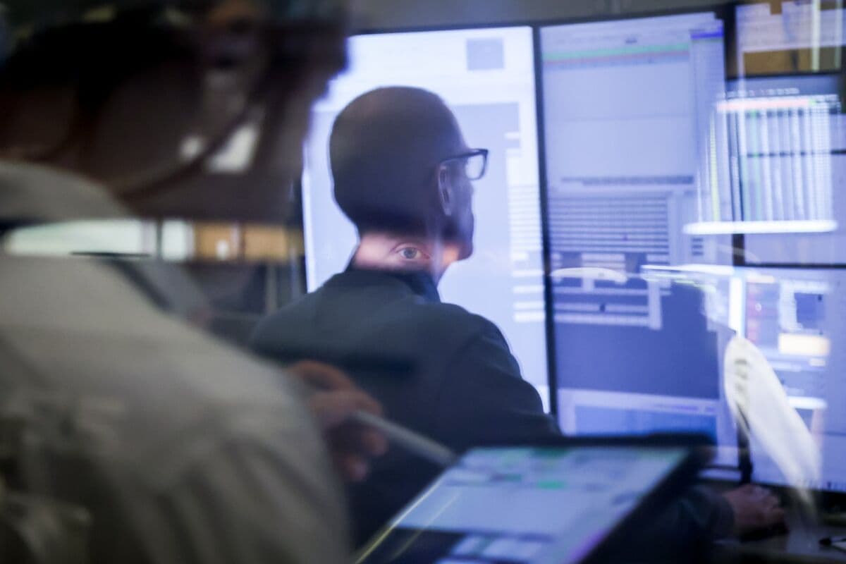 Bond Traders Defy the Fed and Spark Heated Debate on Wall Street - Bloomberg.com