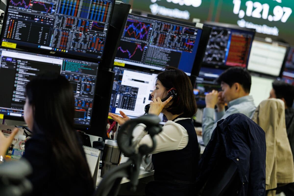 South Korean Stocks Tumble 6% as AI Jitters Hurt Chipmakers - Bloomberg.com