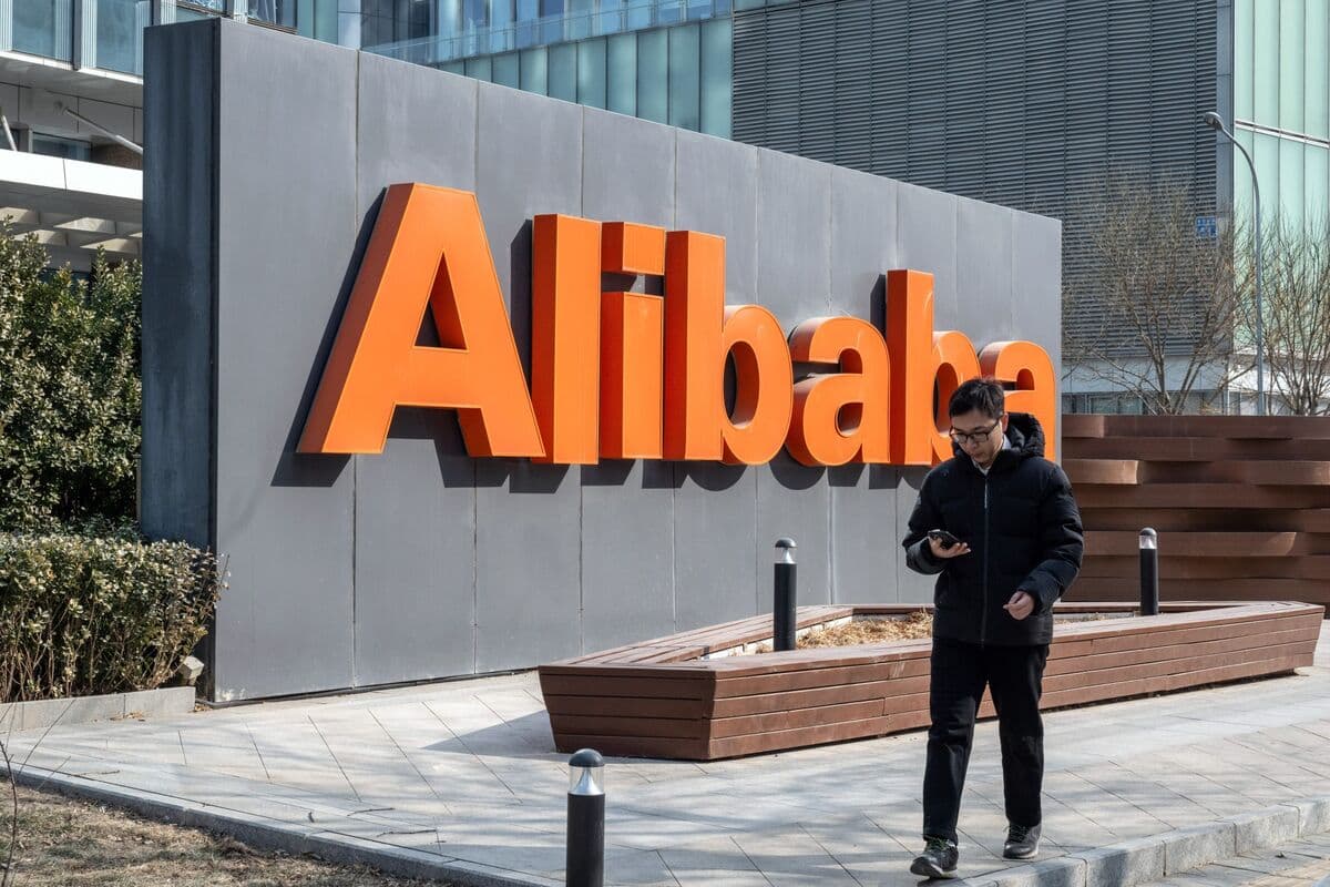 Alibaba Leads Tech Slide After Pentagon Briefly Shows Blacklist - Bloomberg.com