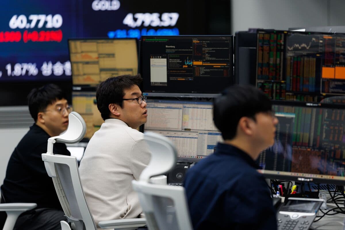 Korea Stocks Tumble 8% as Investors Rush to Unwind AI Exposure - Bloomberg.com