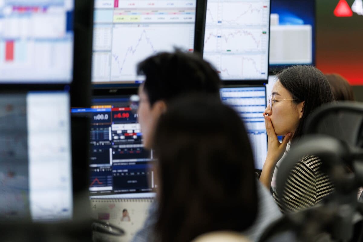 Korean Stocks Tumble After Reaching Milestone as Foreigners Sell - Bloomberg.com