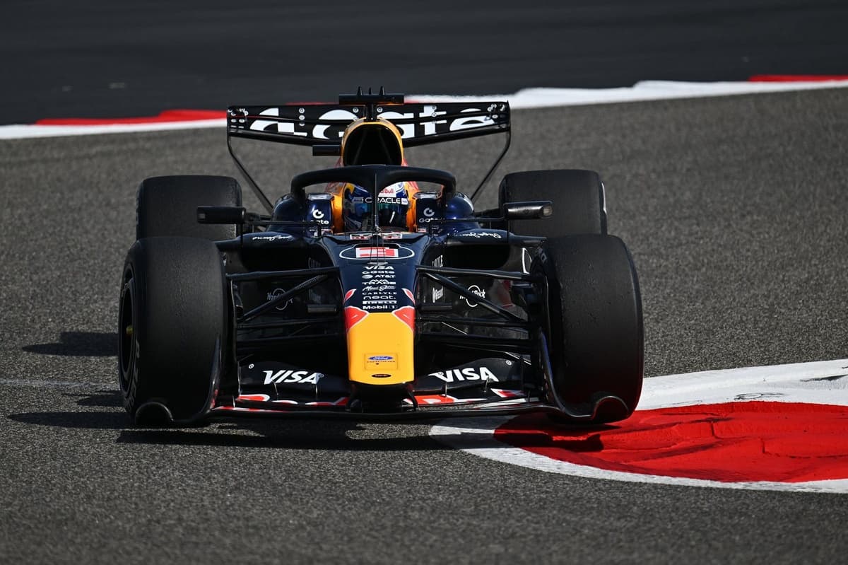 F1 Bahrain pre-season test: Max Verstappen tops opening morning - Motorsport.com