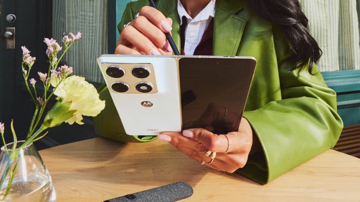 Motorola reveals the Razr Fold, a book-style foldable launching this summer - Ars Technica