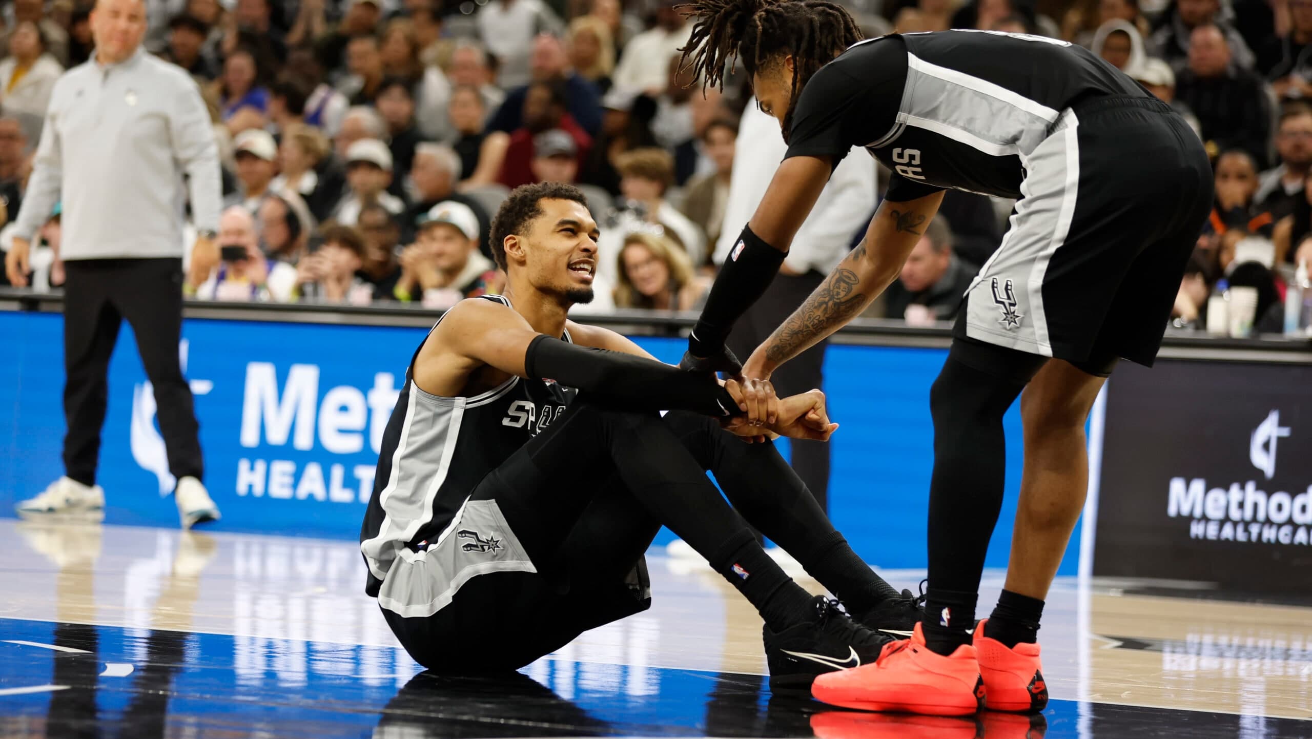 Victor Wembanyama left early vs the Knicks with knee injury - NBA