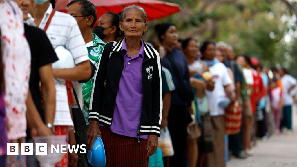South East Asian bloc to meet in bid to end Thailand-Cambodia conflict - BBC
