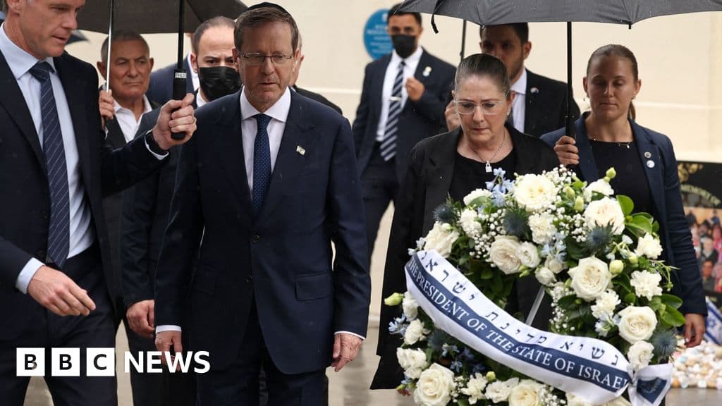 Israeli president lays wreath at Bondi at start of controversial visit - BBC