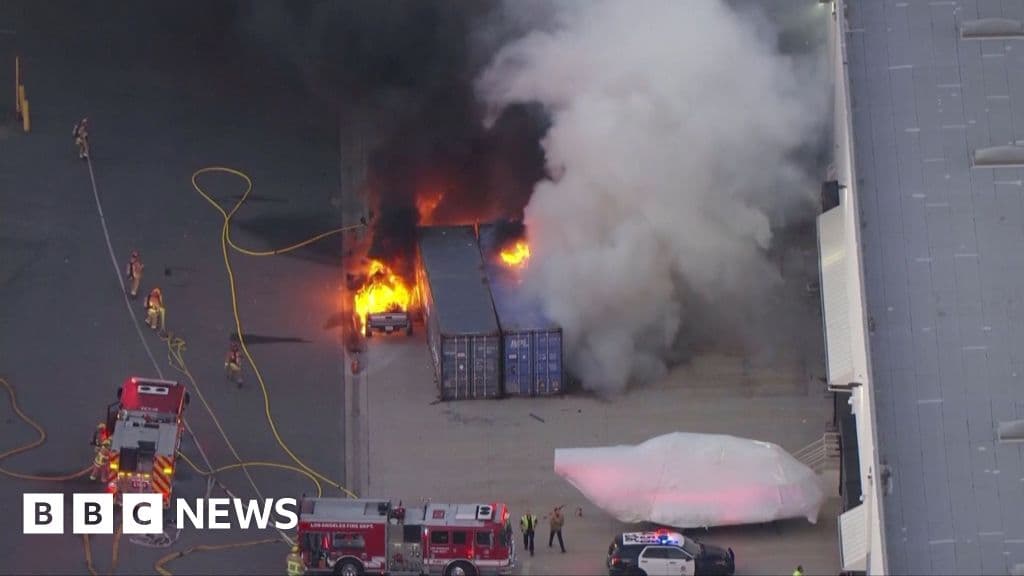 Three dead in Los Angeles helicopter crash - BBC