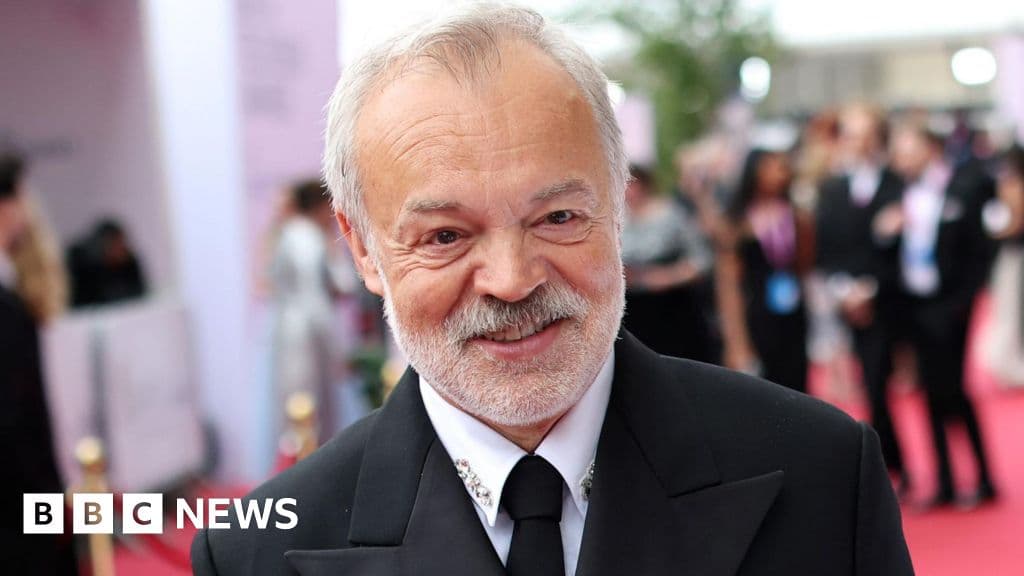 Graham Norton and Phoebe Waller-Bridge spotted before rumoured Swift wedding - BBC