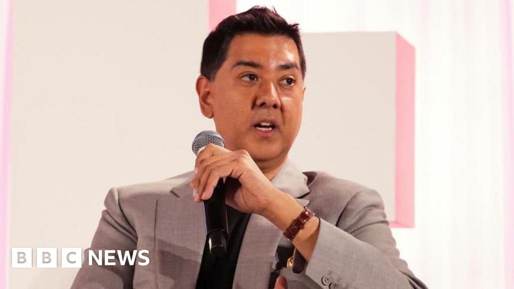 US judge blocks detention of British social media campaigner - BBC