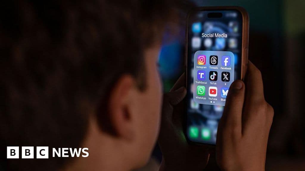 Australia social media ban: Meta blocks 550,000 accounts under new law - BBC