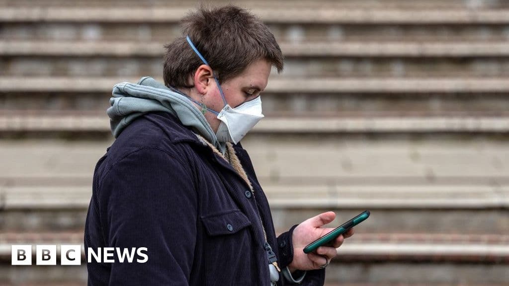 What are the symptoms of meningitis and who can get a vaccine? - BBC