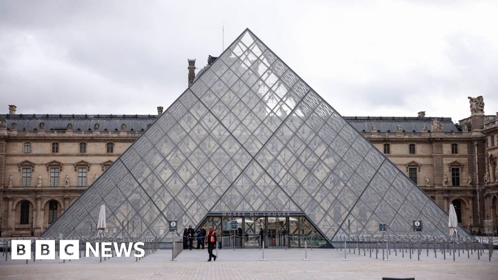 Water leak in Louvre damages hundreds of books - BBC