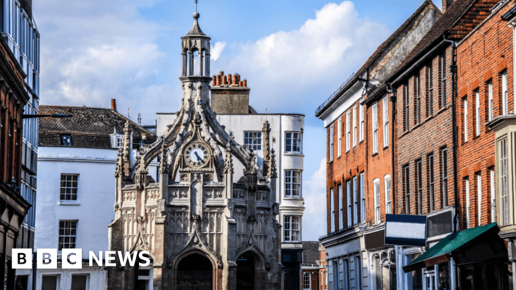 Twenty one English councils ask for election delays - BBC