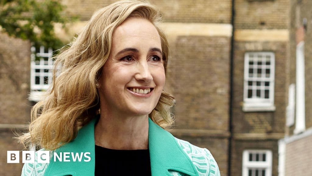 Sophie Kinsella: Author of Shopaholic series of novels dies aged 55 - BBC