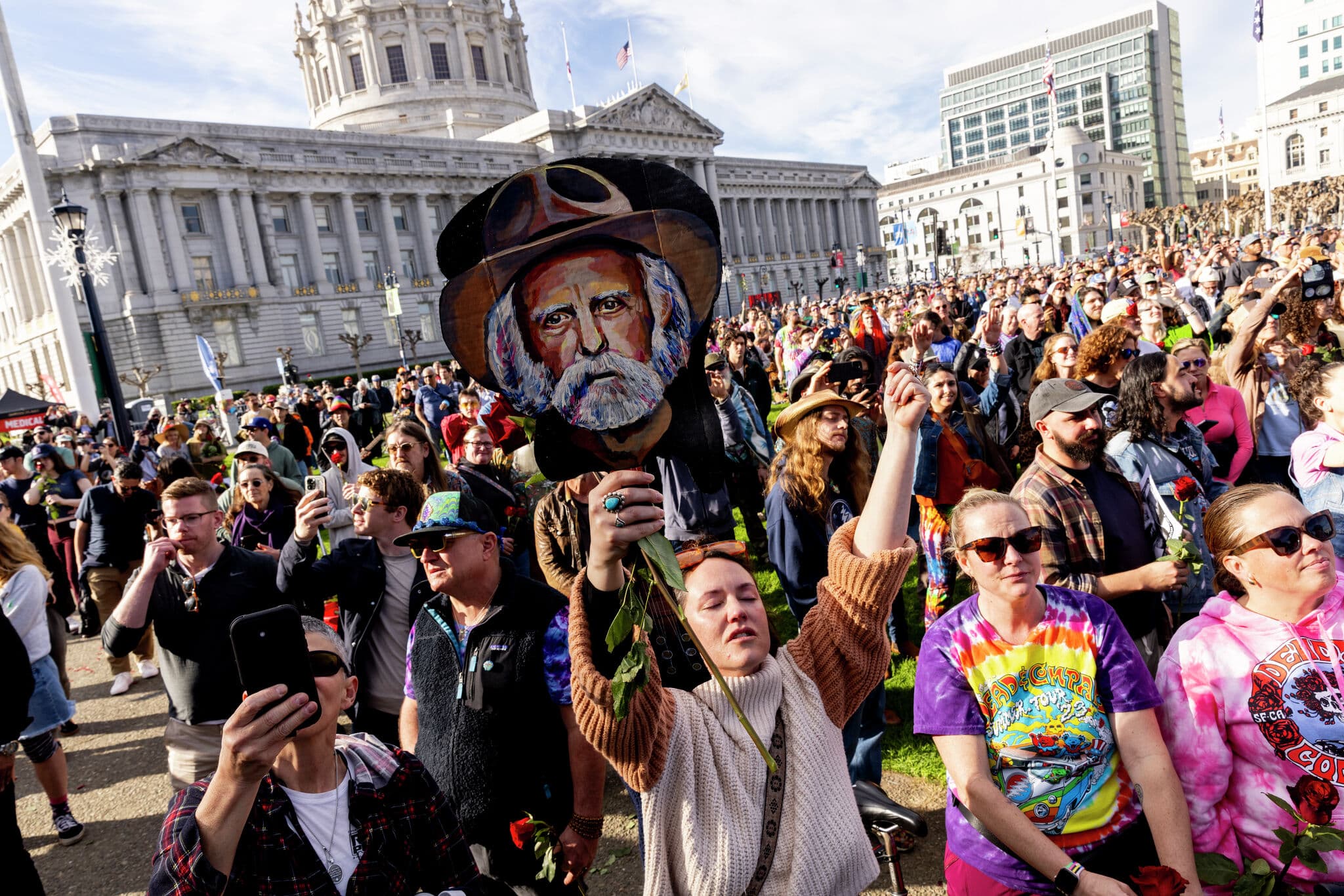 Fare thee well: Thousands give Bob Weir a stirring send-off at S.F. ‘homecoming’ - San Francisco Chronicle