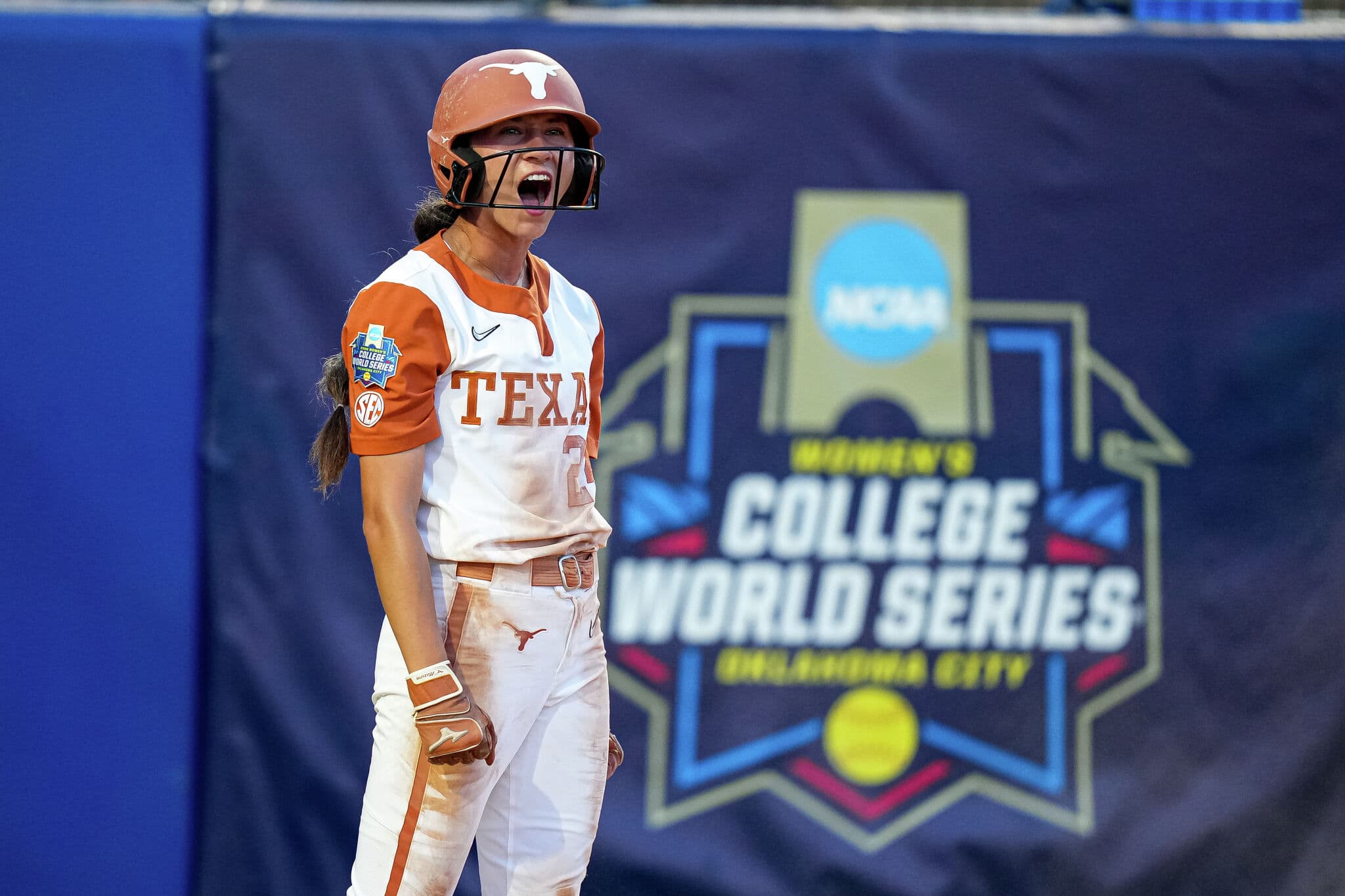 Live updates for Texas softball vs Texas Tech Game 2 of WCWS - Austin American-Statesman