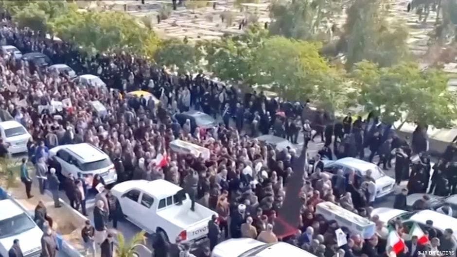 Iran protests: Tehran ready for 'war and dialogue' with US - DW