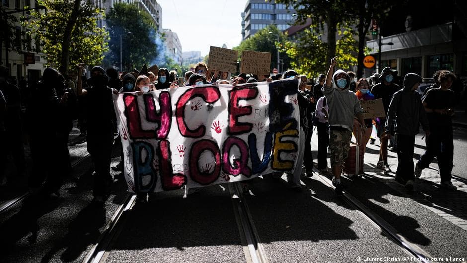 France: 400 schools closed as student protests continue - dw.com