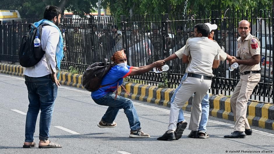 Indian police crack down on 'Cockroach' protest in Delhi - DW.com