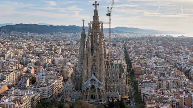 'A place of legend': The ancient and modern engineering marvels of the world's tallest church - BBC